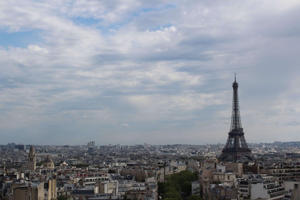 Vue de la ville de Paris  depuis le sommet de l'Arc de Triomphe avec la tour Eiffel qui apparaît à la droite.
